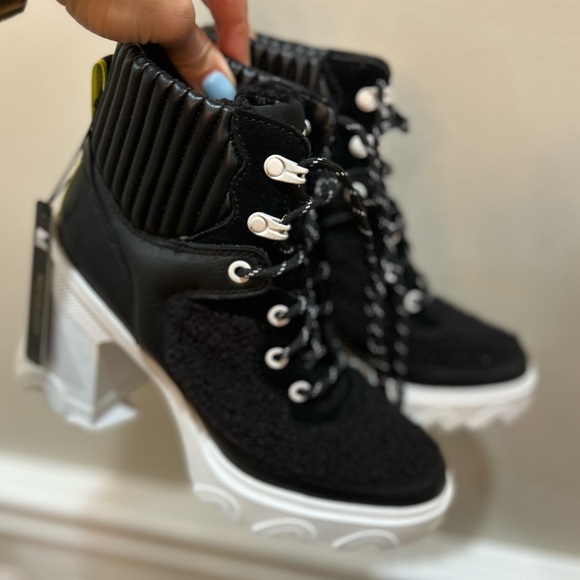 SOREL BREX HEEL LACE BOOTIE Black and White, size 8 - Picture 9 of 13